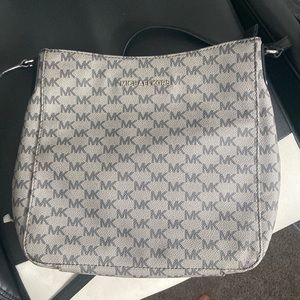 Hello!!! Great condition Michael Kor purse!!!